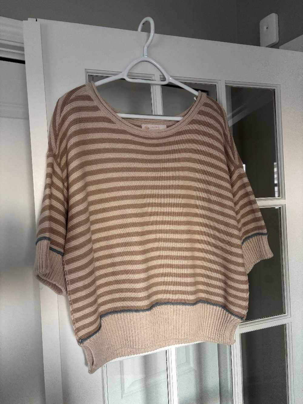 Leela & Lavender knit top. Large. Ivory/tan/blue